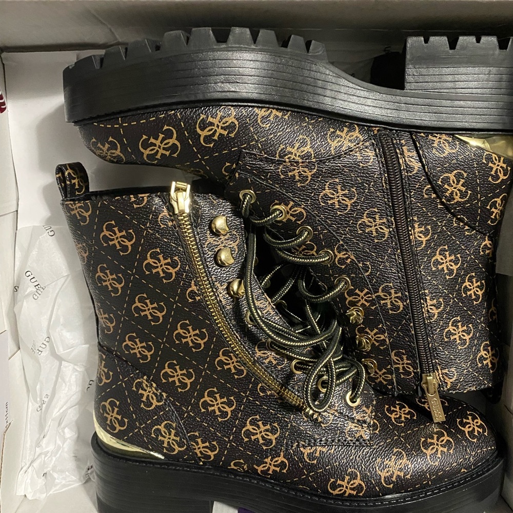 Women Guess boots never worn